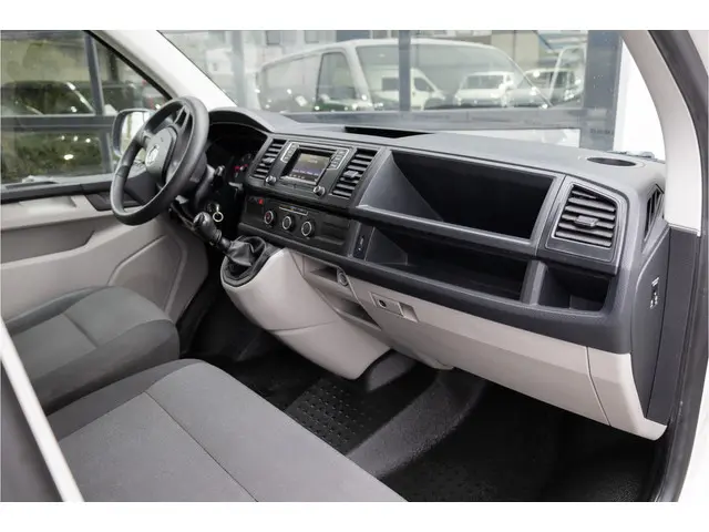 Volkswagen Transporter 2.0 TDI L2H1 2016 Diesel 13