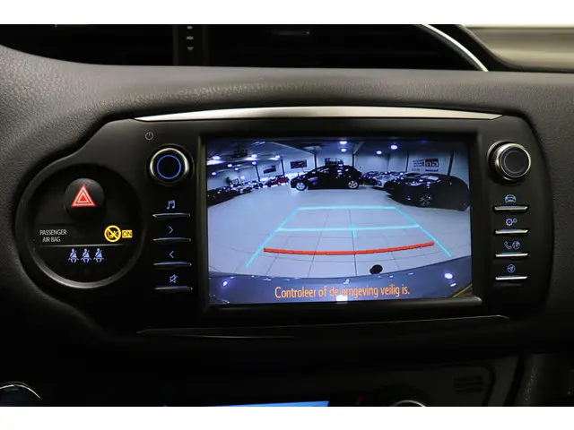 Toyota Yaris 1.5 Hybrid Bi-Tone, 2018 Hybride Benzine 8