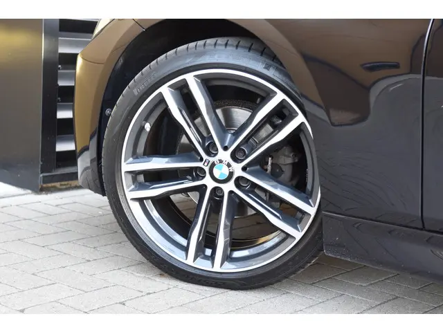 BMW 3 Serie Touring 320i 2018 Benzine 29