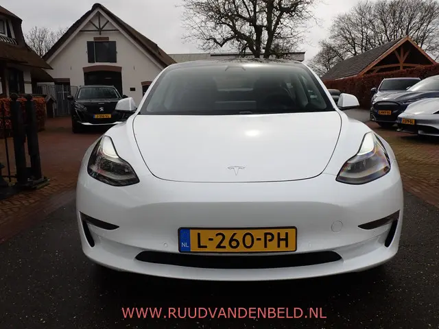 Tesla Model 3 2
