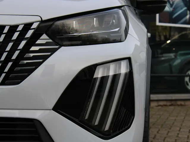 Peugeot 2008 1.2 Hybrid 145 GT 2026 Hybride Benzine 35