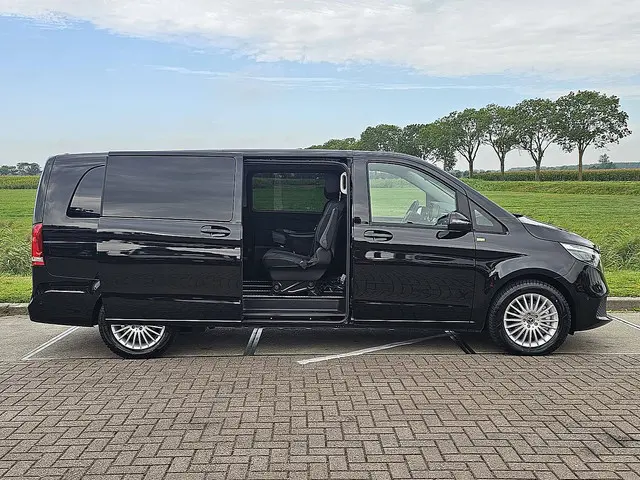 Mercedes-Benz EQV 300 2023 Elektrisch 19
