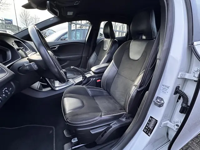 Volvo V40 2.0 T2 R-Design 2016 Benzine 20