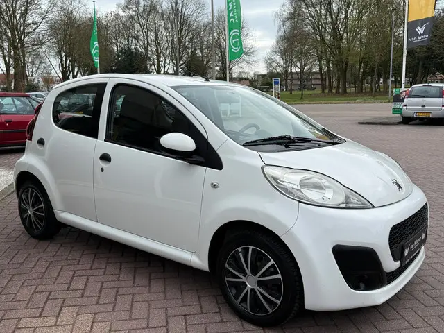 Peugeot 107 1.0 Urban Light Accent 2014 Benzine 8