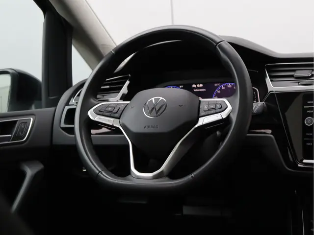 Volkswagen Touran 1.5 TSI Highline 7-zits 2023 Benzine 22
