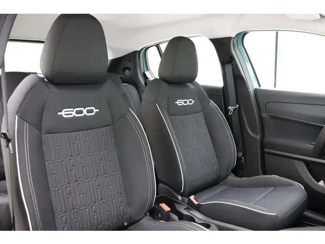 Fiat 600 1.2 Hybrid Urban 2025 Hybride Benzine 16