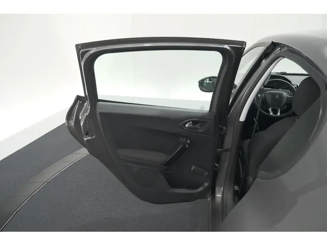 Peugeot 208 PureTech 82 Signature 2018 Benzine 59