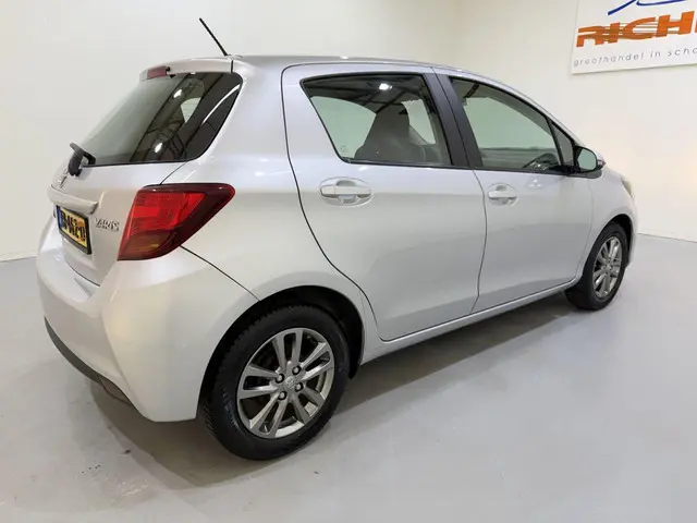 Toyota Yaris HB 1.0 VVt-i Aspiration 2015 Benzine 6