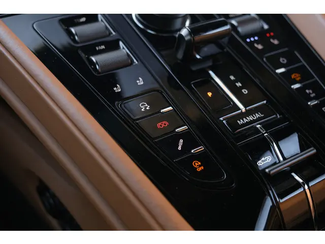 Aston Martin V8 Volante DB12 4.0 2024 Benzine 36
