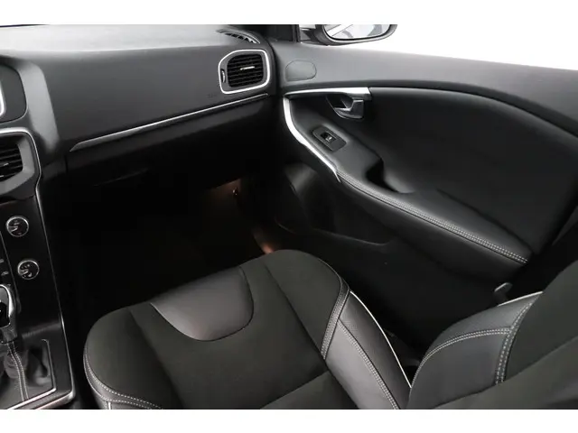 Volvo V40 1.5 T3 R-Design 2019 Benzine 30