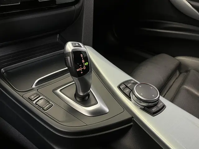 BMW 3 Serie Touring 320i M-sport 2017 Benzine 36