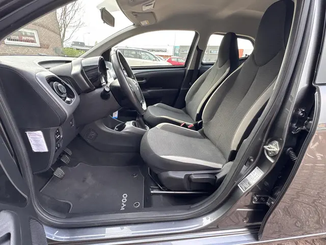 Toyota Aygo 1.0 VVT-i x-play 2021 Benzine 8