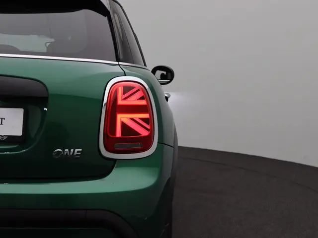 MINI 5-Deurs One 2022 Benzine 18