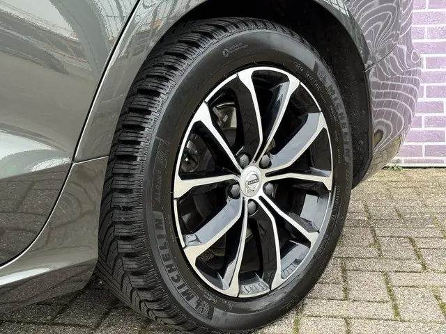 Volvo V60 2.0 B3 Momentum Business 2022 Benzine 9