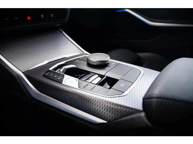 BMW 3 Serie 330e 2025 Hybride Benzine 37