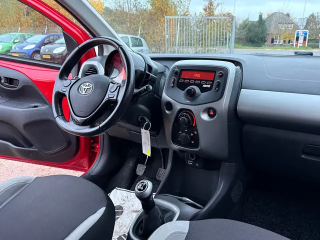 Toyota Aygo 1.0 VVT-i x-play/SIDE BARS 2015 Benzine 14