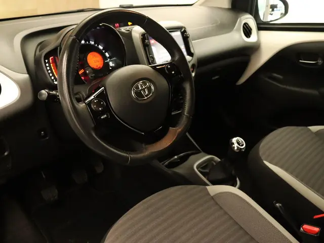 Toyota Aygo 1.0 VVT-i x-play 2019 Benzine 4