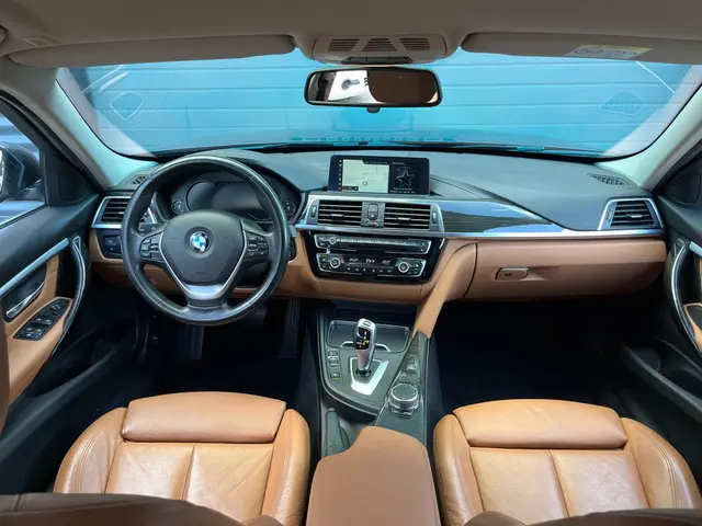 BMW 3 Serie Touring 318i Luxury Edition 2018 Benzine 9