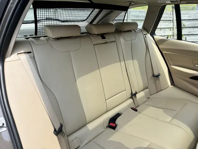 BMW 3 Serie Touring 328i High Executive 2014 Benzine 33