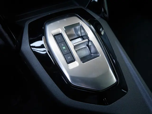 Peugeot 2008 1.2 Hybrid 145PK Style 2025 Hybride Benzine 32