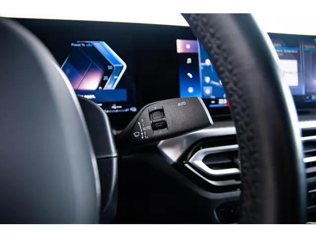 BMW 3 Serie 330e 2024 Hybride Benzine 53