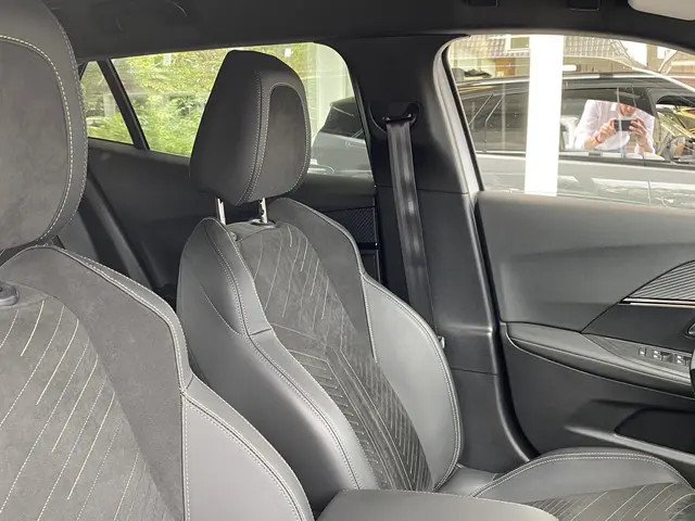 Peugeot 2008 1.2T 130pk Automaat GT 2023 Benzine 21