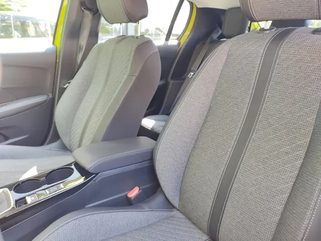 Peugeot 208 1.2 PureTech 100 Allure 2024 Benzine 17
