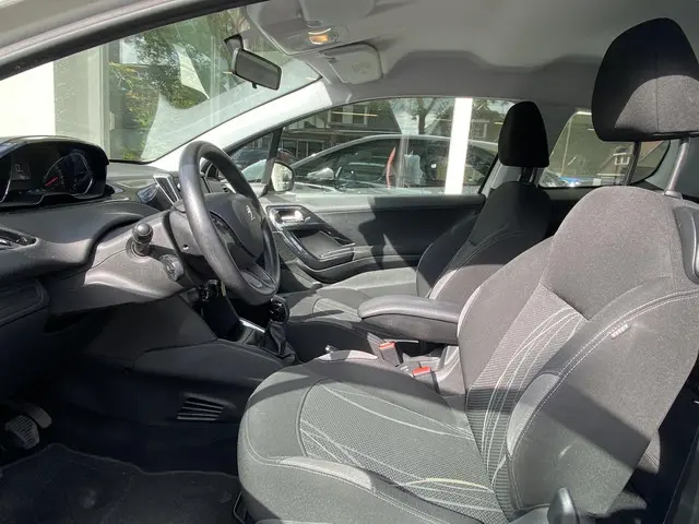 Peugeot 208 1.2i 82pk Active 2013 Benzine 10