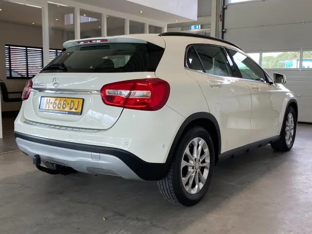 Mercedes-Benz GLA 200 Trekhaak 2015 Benzine 4