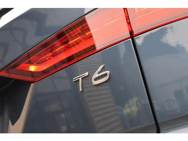 Volvo V60 T6 Recharge AWD R-Design 2022 Hybride Benzine 19