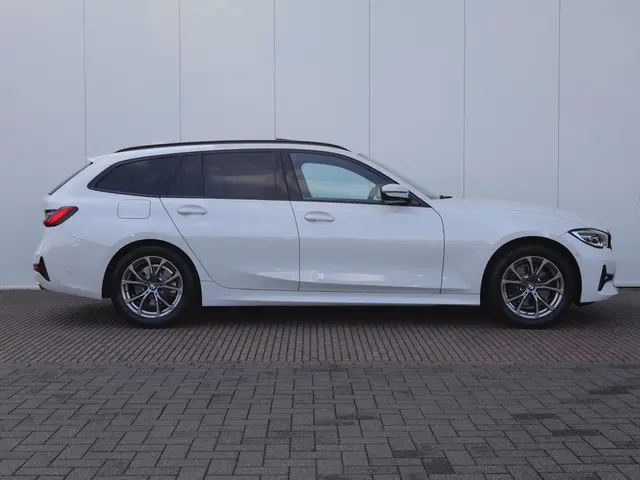 BMW 3 Serie Touring 320i Executive Edition 2020 Benzine 4