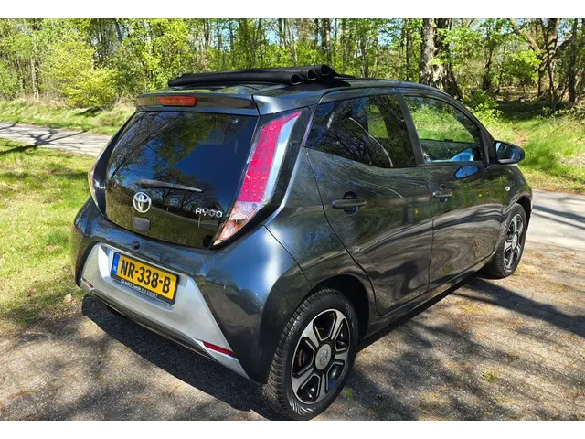 Toyota Aygo 1.0 VVT-i x-clusiv cabrio 2017 Benzine 3