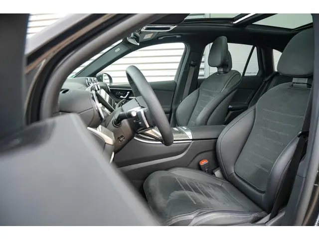 Mercedes-Benz GLC 220d 4MATIC AMG Line 2025 Diesel 8