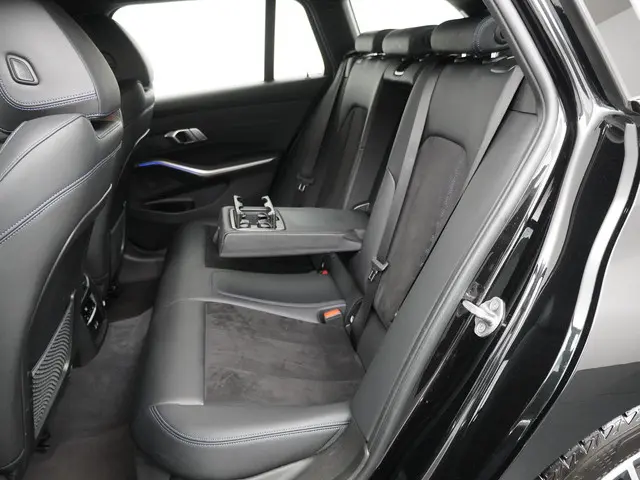 BMW 3 Serie Touring 318i Business Edition 2021 Benzine 14