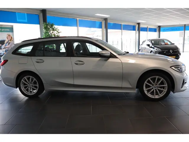 BMW 3 Serie Touring 318i Executive Edition 2021 Benzine 6