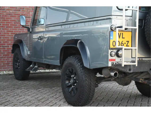 Land Rover Defender 110 2.2 TD4 Hard Top 2015 Diesel 35