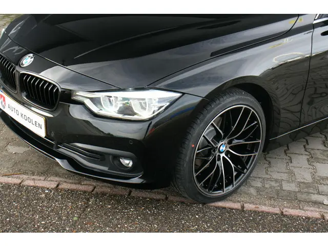 BMW 3 Serie 318i Centennial Executive 2016 Benzine 12