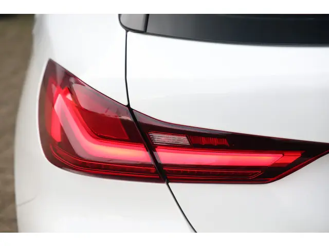 BMW 1 Serie 118i Executive Sportline Aut. 2021 Benzine 21