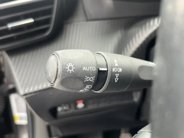 Peugeot 2008 PureTech 100 Allure 2021 Benzine 23