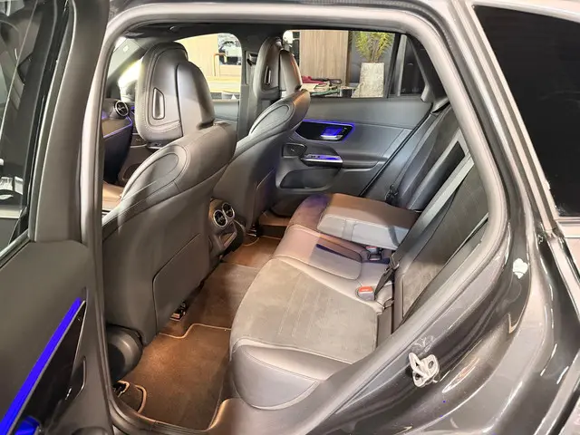 Mercedes-Benz GLC 200 4MATIC AMG Line 2024 Benzine 26