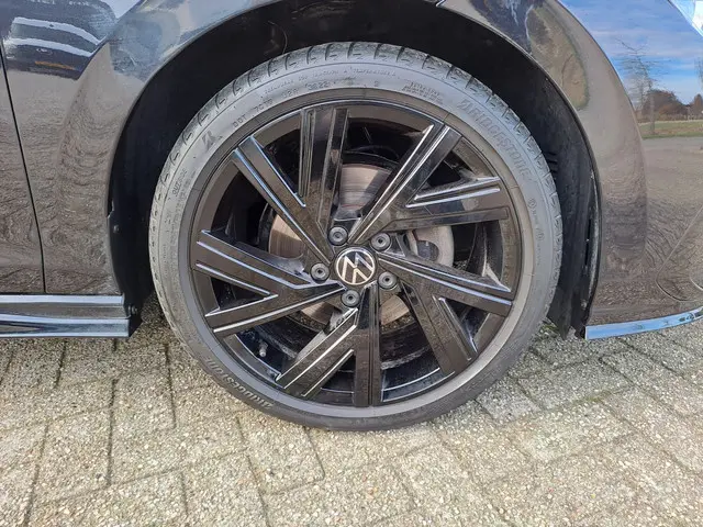 Volkswagen Golf 1.5 eTSI R-Line NIEUWSTAAT 2023 Benzine 20