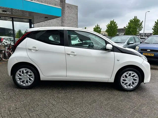 Toyota Aygo 1.0 VVT-i x-play ltd 2019 Benzine 5