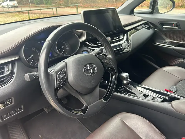 Toyota C-HR 1.8 Hybrid Executive 2017 Hybride Benzine 12