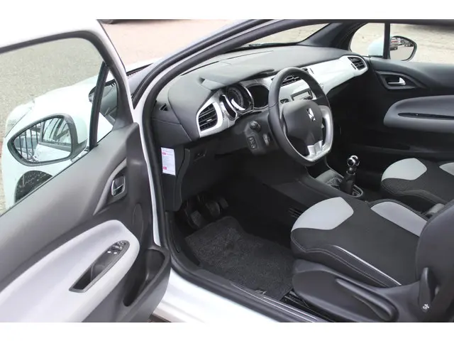 Citroën DS3 1.2 VTi Chic 2013 Benzine 11