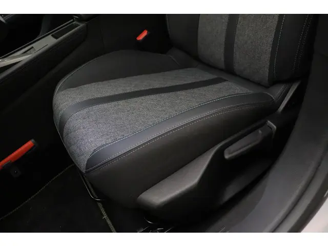Peugeot 408 1.2T 130pk Automaat Allure GT 2024 Benzine 19