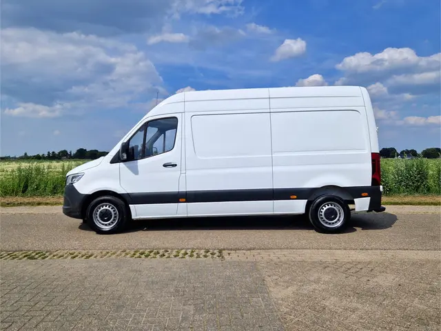Mercedes-Benz Sprinter 2