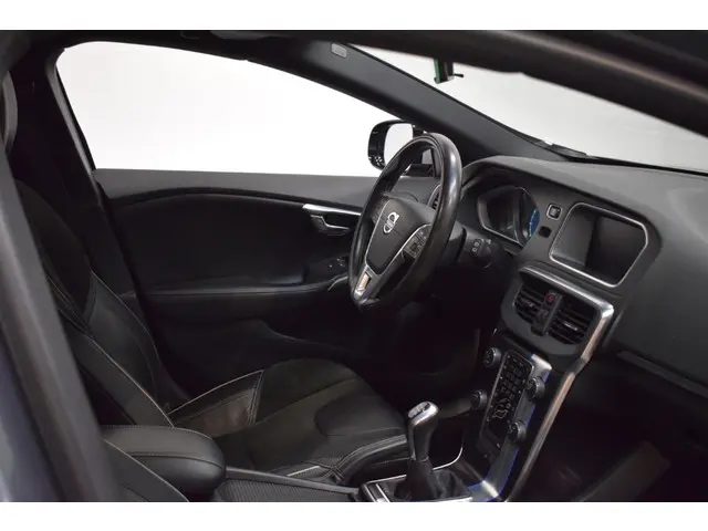 Volvo V40 T3 150pk R-Design 2015 Benzine 17