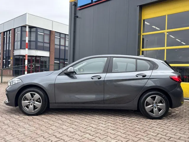 BMW 1 Serie 118i Executive Edition 2021 Benzine 2