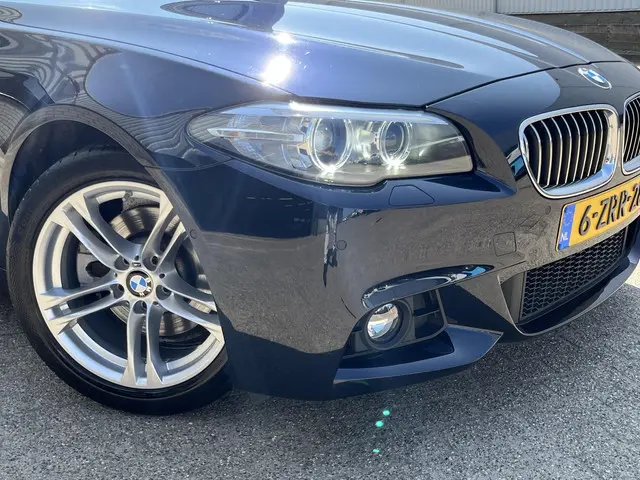 BMW 5 Serie Touring 520i High Executive 2015 Benzine 47
