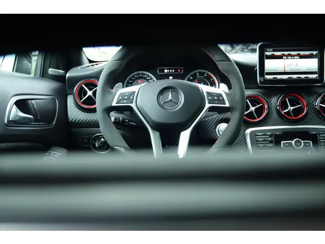 Mercedes-Benz A-Klasse AMG 45 4MATIC 2015 Benzine 19